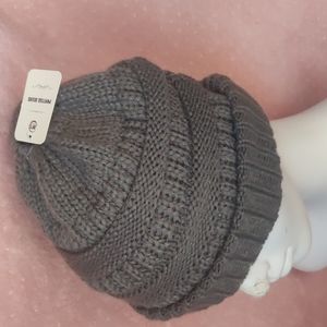 Ponytail beanie with tag